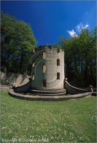 "LA SCARZUOLA E LA CITTA' BUZZIANA"
Montegabbione (TR)
A fianco del convento Francescano della Scarzuola, l'architetto Tommaso Buzzi nel 1956 progett ed edific la sua "Citt Ideale", concepita come una Grande Macchina Teatrale piena di simbolismi ed allegorie.
La Torre Colonna in Rovina della Meditazione o della Solitudine