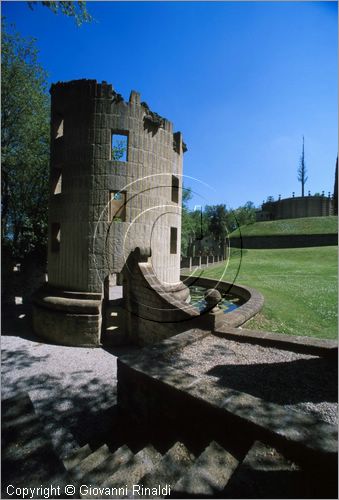 "LA SCARZUOLA E LA CITTA' BUZZIANA"
Montegabbione (TR)
A fianco del convento Francescano della Scarzuola, l'architetto Tommaso Buzzi nel 1956 progett ed edific la sua "Citt Ideale", concepita come una Grande Macchina Teatrale piena di simbolismi ed allegorie.
La Torre Colonna in Rovina della Meditazione o della Solitudine