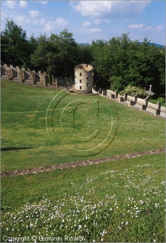 "LA SCARZUOLA E LA CITTA' BUZZIANA"
Montegabbione (TR)
A fianco del convento Francescano della Scarzuola, l'architetto Tommaso Buzzi nel 1956 progett ed edific la sua "Citt Ideale", concepita come una Grande Macchina Teatrale piena di simbolismi ed allegorie.
La Torre Colonna in Rovina della Meditazione o della Solitudine