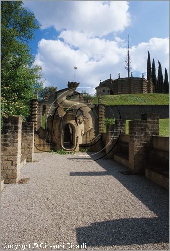 "LA SCARZUOLA E LA CITTA' BUZZIANA"
Montegabbione (TR)
A fianco del convento Francescano della Scarzuola, l'architetto Tommaso Buzzi nel 1956 progett ed edific la sua "Citt Ideale", concepita come una Grande Macchina Teatrale piena di simbolismi ed allegorie.
La Balena di Giona