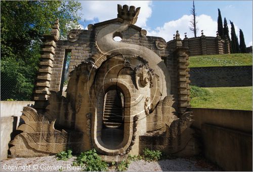 "LA SCARZUOLA E LA CITTA' BUZZIANA"
Montegabbione (TR)
A fianco del convento Francescano della Scarzuola, l'architetto Tommaso Buzzi nel 1956 progett ed edific la sua "Citt Ideale", concepita come una Grande Macchina Teatrale piena di simbolismi ed allegorie.
La Balena di Giona