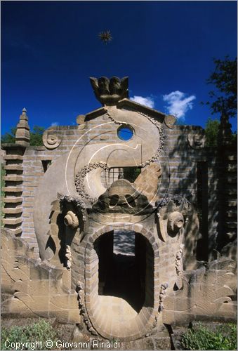 "LA SCARZUOLA E LA CITTA' BUZZIANA"
Montegabbione (TR)
A fianco del convento Francescano della Scarzuola, l'architetto Tommaso Buzzi nel 1956 progett ed edific la sua "Citt Ideale", concepita come una Grande Macchina Teatrale piena di simbolismi ed allegorie.
La Balena di Giona