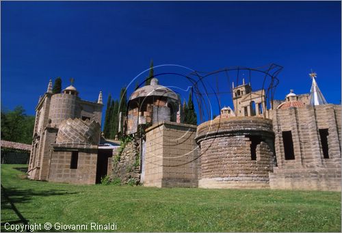 "LA SCARZUOLA E LA CITTA' BUZZIANA"
Montegabbione (TR)
A fianco del convento Francescano della Scarzuola, l'architetto Tommaso Buzzi nel 1956 progett ed edific la sua "Citt Ideale", concepita come una Grande Macchina Teatrale piena di simbolismi ed allegorie.
Il Teatrino dell'Infinito e del Non Finito
veduta dall'esterno