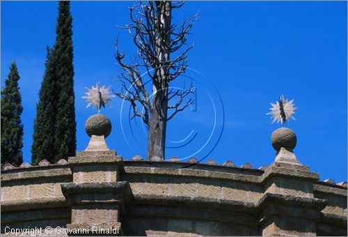 "LA SCARZUOLA E LA CITTA' BUZZIANA"
Montegabbione (TR)
A fianco del convento Francescano della Scarzuola, l'architetto Tommaso Buzzi nel 1956 progett ed edific la sua "Citt Ideale", concepita come una Grande Macchina Teatrale piena di simbolismi ed allegorie.
Il Teatrino di Ciparisso
particolare