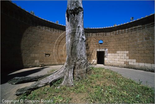 "LA SCARZUOLA E LA CITTA' BUZZIANA"
Montegabbione (TR)
A fianco del convento Francescano della Scarzuola, l'architetto Tommaso Buzzi nel 1956 progett ed edific la sua "Citt Ideale", concepita come una Grande Macchina Teatrale piena di simbolismi ed allegorie.
Il Teatrino di Ciparisso
interno con il grande cipresso secco