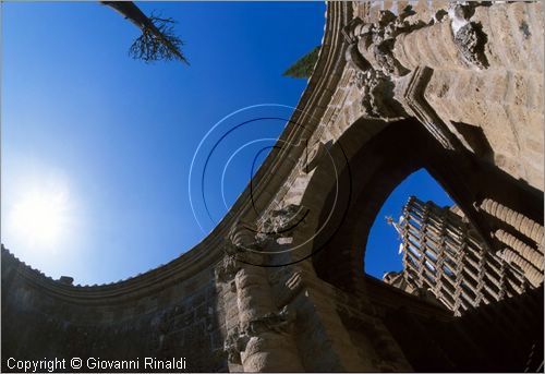 "LA SCARZUOLA E LA CITTA' BUZZIANA"
Montegabbione (TR)
A fianco del convento Francescano della Scarzuola, l'architetto Tommaso Buzzi nel 1956 progett ed edific la sua "Citt Ideale", concepita come una Grande Macchina Teatrale piena di simbolismi ed allegorie.
Il Teatrino di Ciparisso
veduta dell'interno ed il passaggio verso la Torre di Babele