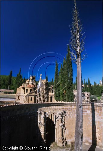 "LA SCARZUOLA E LA CITTA' BUZZIANA"
Montegabbione (TR)
A fianco del convento Francescano della Scarzuola, l'architetto Tommaso Buzzi nel 1956 progett ed edific la sua "Citt Ideale", concepita come una Grande Macchina Teatrale piena di simbolismi ed allegorie.
Il Teatrino di Ciparisso
veduta dell'interno con il grande cipresso secco
al di fuori si vede la fila di cipressi dell'organo arboreo che arriva alla Torre di Babele