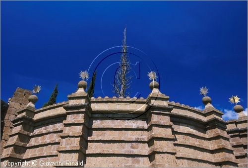 "LA SCARZUOLA E LA CITTA' BUZZIANA"
Montegabbione (TR)
A fianco del convento Francescano della Scarzuola, l'architetto Tommaso Buzzi nel 1956 progett ed edific la sua "Citt Ideale", concepita come una Grande Macchina Teatrale piena di simbolismi ed allegorie.
Il Teatrino di Ciparisso
veduta dell'esterno
all'interno si vede il grande cipresso secco