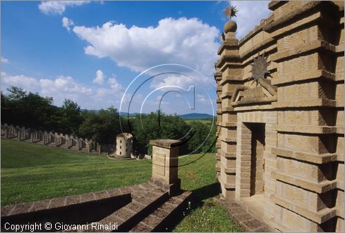 "LA SCARZUOLA E LA CITTA' BUZZIANA"
Montegabbione (TR)
A fianco del convento Francescano della Scarzuola, l'architetto Tommaso Buzzi nel 1956 progett ed edific la sua "Citt Ideale", concepita come una Grande Macchina Teatrale piena di simbolismi ed allegorie.
Il Teatrino di Ciparisso
veduta della porta verso il Teatro Acquatico ed il Grande Teatro sull'Erba