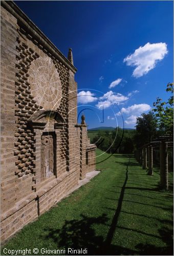 "LA SCARZUOLA E LA CITTA' BUZZIANA"
Montegabbione (TR)
A fianco del convento Francescano della Scarzuola, l'architetto Tommaso Buzzi nel 1956 progett ed edific la sua "Citt Ideale", concepita come una Grande Macchina Teatrale piena di simbolismi ed allegorie.
La Torre delle Ore o dell'Angelo che chiude tutto il complesso a sud