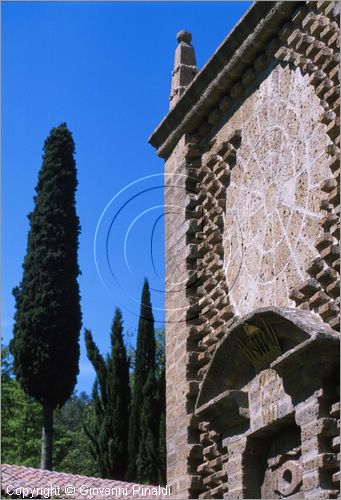 "LA SCARZUOLA E LA CITTA' BUZZIANA"
Montegabbione (TR)
A fianco del convento Francescano della Scarzuola, l'architetto Tommaso Buzzi nel 1956 progett ed edific la sua "Citt Ideale", concepita come una Grande Macchina Teatrale piena di simbolismi ed allegorie.
La Torre delle Ore o dell'Angelo che chiude tutto il complesso a sud
particolare