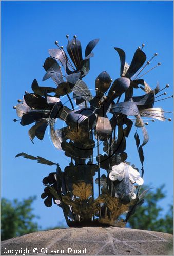 "LA SCARZUOLA E LA CITTA' BUZZIANA"
Montegabbione (TR)
A fianco del convento Francescano della Scarzuola, l'architetto Tommaso Buzzi nel 1956 progett ed edific la sua "Citt Ideale", concepita come una Grande Macchina Teatrale piena di simbolismi ed allegorie.
Tempietto di Flora e Pomona
particolare