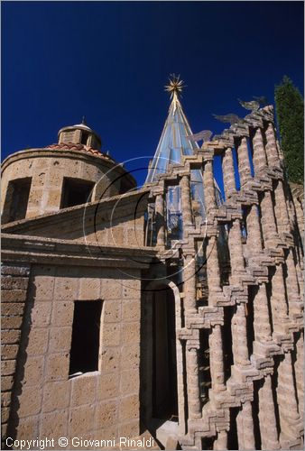 "LA SCARZUOLA E LA CITTA' BUZZIANA"
Montegabbione (TR)
A fianco del convento Francescano della Scarzuola, l'architetto Tommaso Buzzi nel 1956 progett ed edific la sua "Citt Ideale", concepita come una Grande Macchina Teatrale piena di simbolismi ed allegorie.
Torre di Babele
all'interno il prisma di cristallo della Scala Musicale delle Sette Ottave