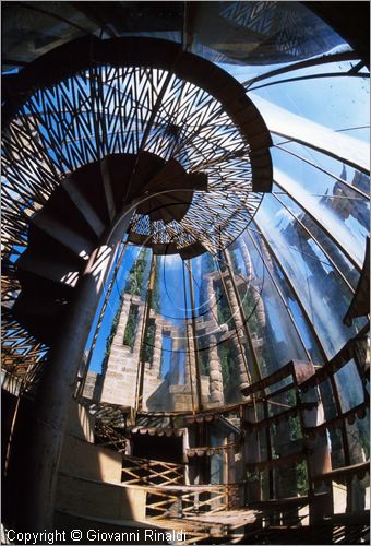 "LA SCARZUOLA E LA CITTA' BUZZIANA"
Montegabbione (TR)
A fianco del convento Francescano della Scarzuola, l'architetto Tommaso Buzzi nel 1956 progett ed edific la sua "Citt Ideale", concepita come una Grande Macchina Teatrale piena di simbolismi ed allegorie.
il prisma di cristallo della Scala Musicale delle Sette Ottave vista dall'interno