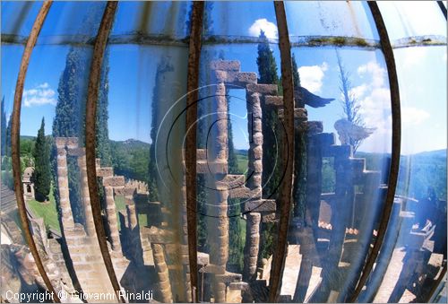 "LA SCARZUOLA E LA CITTA' BUZZIANA"
Montegabbione (TR)
A fianco del convento Francescano della Scarzuola, l'architetto Tommaso Buzzi nel 1956 progett ed edific la sua "Citt Ideale", concepita come una Grande Macchina Teatrale piena di simbolismi ed allegorie.
il prisma di cristallo della Scala Musicale delle Sette Ottave vista dall'interno