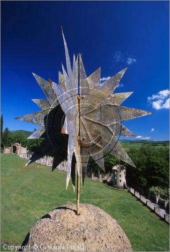 "LA SCARZUOLA E LA CITTA' BUZZIANA"
Montegabbione (TR)
A fianco del convento Francescano della Scarzuola, l'architetto Tommaso Buzzi nel 1956 progett ed edific la sua "Citt Ideale", concepita come una Grande Macchina Teatrale piena di simbolismi ed allegorie.
Teatrino di Ciparisso
particolare del cornicione superiore