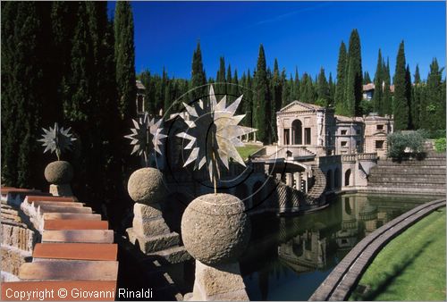 "LA SCARZUOLA E LA CITTA' BUZZIANA"
Montegabbione (TR)
A fianco del convento Francescano della Scarzuola, l'architetto Tommaso Buzzi nel 1956 progett ed edific la sua "Citt Ideale", concepita come una Grande Macchina Teatrale piena di simbolismi ed allegorie.
Veduta del Teatro Acquatico e del Teatro dell'Arnia dalla cornice del Teatrino di Ciparisso