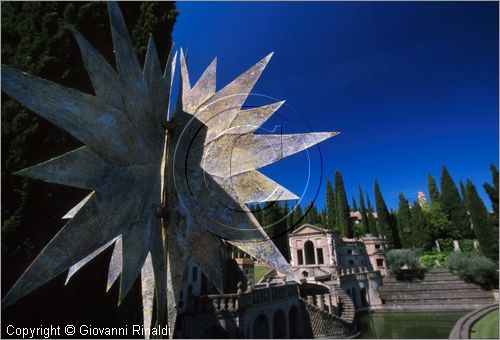 "LA SCARZUOLA E LA CITTA' BUZZIANA"
Montegabbione (TR)
A fianco del convento Francescano della Scarzuola, l'architetto Tommaso Buzzi nel 1956 progett ed edific la sua "Citt Ideale", concepita come una Grande Macchina Teatrale piena di simbolismi ed allegorie.
Veduta del Teatro Acquatico e del Teatro dell'Arnia dalla cornice del Teatrino di Ciparisso