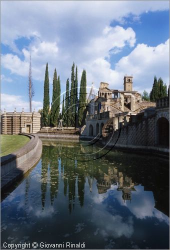 "LA SCARZUOLA E LA CITTA' BUZZIANA"
Montegabbione (TR)
A fianco del convento Francescano della Scarzuola, l'architetto Tommaso Buzzi nel 1956 progett ed edific la sua "Citt Ideale", concepita come una Grande Macchina Teatrale piena di simbolismi ed allegorie.
Teatro Acquatico dove si specchia l'Organo Arboreo e l'Acropoli, a sinistra il Teatrino di Ciparisso