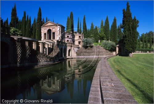 "LA SCARZUOLA E LA CITTA' BUZZIANA"
Montegabbione (TR)
A fianco del convento Francescano della Scarzuola, l'architetto Tommaso Buzzi nel 1956 progett ed edific la sua "Citt Ideale", concepita come una Grande Macchina Teatrale piena di simbolismi ed allegorie.
Teatro Acquatico con il Vascello ed il Teatro dell'Arnia