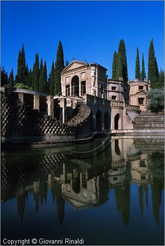 "LA SCARZUOLA E LA CITTA' BUZZIANA"
Montegabbione (TR)
A fianco del convento Francescano della Scarzuola, l'architetto Tommaso Buzzi nel 1956 progett ed edific la sua "Citt Ideale", concepita come una Grande Macchina Teatrale piena di simbolismi ed allegorie.
Teatro Acquatico con il Vascello ed il Teatro dell'Arnia