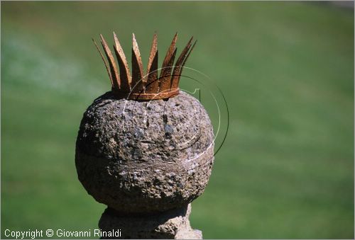 "LA SCARZUOLA E LA CITTA' BUZZIANA"
Montegabbione (TR)
A fianco del convento Francescano della Scarzuola, l'architetto Tommaso Buzzi nel 1956 progett ed edific la sua "Citt Ideale", concepita come una Grande Macchina Teatrale piena di simbolismi ed allegorie.
particolare architettonico