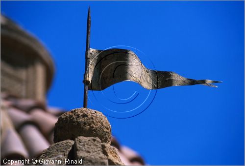 "LA SCARZUOLA E LA CITTA' BUZZIANA"
Montegabbione (TR)
A fianco del convento Francescano della Scarzuola, l'architetto Tommaso Buzzi nel 1956 progett ed edific la sua "Citt Ideale", concepita come una Grande Macchina Teatrale piena di simbolismi ed allegorie.
particolare architettonico