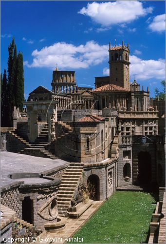 "LA SCARZUOLA E LA CITTA' BUZZIANA"
Montegabbione (TR)
A fianco del convento Francescano della Scarzuola, l'architetto Tommaso Buzzi nel 1956 progett ed edific la sua "Citt Ideale", concepita come una Grande Macchina Teatrale piena di simbolismi ed allegorie.
veduta dell'Acropoli, concepita come un paesaggio fantastico gremito di monumenti.
in basso il Vascello, palcoscenico del Teatro all'Antica (Anfiteatro superiore)