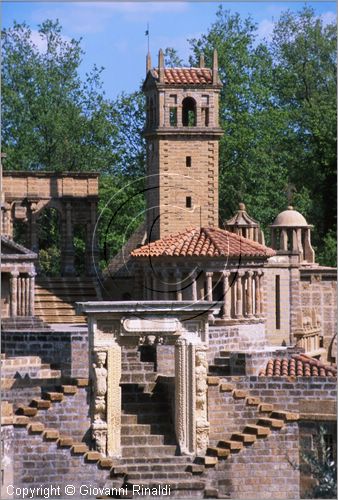 "LA SCARZUOLA E LA CITTA' BUZZIANA"
Montegabbione (TR)
A fianco del convento Francescano della Scarzuola, l'architetto Tommaso Buzzi nel 1956 progett ed edific la sua "Citt Ideale", concepita come una Grande Macchina Teatrale piena di simbolismi ed allegorie.
veduta dell'Acropoli, concepita come un paesaggio fantastico gremito di monumenti.
al centro la Porta del Cielo