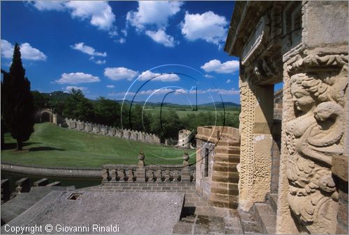 "LA SCARZUOLA E LA CITTA' BUZZIANA"
Montegabbione (TR)
A fianco del convento Francescano della Scarzuola, l'architetto Tommaso Buzzi nel 1956 progett ed edific la sua "Citt Ideale", concepita come una Grande Macchina Teatrale piena di simbolismi ed allegorie.
la Porta del Cielo con antico frammento archeologico proveniente del Palazzo di Diocleziano di Spalato.
in fondo il Grande Teatro sull'Erba