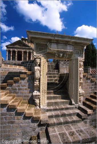 "LA SCARZUOLA E LA CITTA' BUZZIANA"
Montegabbione (TR)
A fianco del convento Francescano della Scarzuola, l'architetto Tommaso Buzzi nel 1956 progett ed edific la sua "Citt Ideale", concepita come una Grande Macchina Teatrale piena di simbolismi ed allegorie.
la Porta del Cielo con antico frammento archeologico proveniente del Palazzo di Diocleziano di Spalato.
in alto l'Acropoli