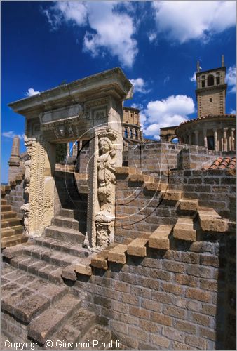 "LA SCARZUOLA E LA CITTA' BUZZIANA"
Montegabbione (TR)
A fianco del convento Francescano della Scarzuola, l'architetto Tommaso Buzzi nel 1956 progett ed edific la sua "Citt Ideale", concepita come una Grande Macchina Teatrale piena di simbolismi ed allegorie.
la Porta del Cielo con antico frammento archeologico proveniente del Palazzo di Diocleziano di Spalato.
in alto l'Acropoli