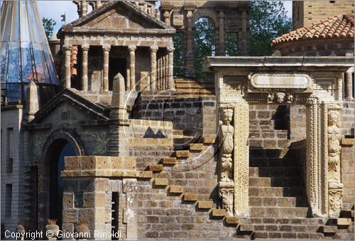 "LA SCARZUOLA E LA CITTA' BUZZIANA"
Montegabbione (TR)
A fianco del convento Francescano della Scarzuola, l'architetto Tommaso Buzzi nel 1956 progett ed edific la sua "Citt Ideale", concepita come una Grande Macchina Teatrale piena di simbolismi ed allegorie.
la Porta del Cielo con antico frammento archeologico proveniente del Palazzo di Diocleziano di Spalato.
in alto l'Acropoli