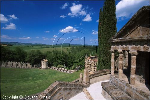 "LA SCARZUOLA E LA CITTA' BUZZIANA"
Montegabbione (TR)
A fianco del convento Francescano della Scarzuola, l'architetto Tommaso Buzzi nel 1956 progett ed edific la sua "Citt Ideale", concepita come una Grande Macchina Teatrale piena di simbolismi ed allegorie.
veduta dall'Acropoli verso il Grande Teatro sull'Erba
a destra il Partenone