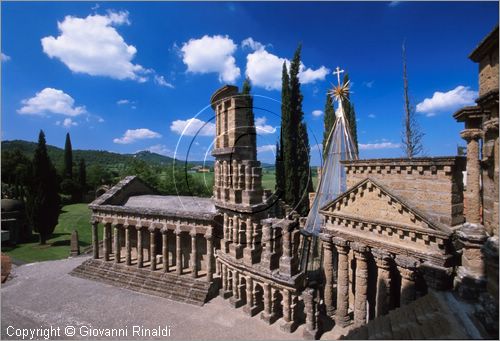 "LA SCARZUOLA E LA CITTA' BUZZIANA"
Montegabbione (TR)
A fianco del convento Francescano della Scarzuola, l'architetto Tommaso Buzzi nel 1956 progett ed edific la sua "Citt Ideale", concepita come una Grande Macchina Teatrale piena di simbolismi ed allegorie.
veduta dell'Acropoli, concepita come un paesaggio fantastico gremito di monumenti.
a sinistra il Partenone, poi il Colosseo e il Pantheon
dietro spunta il prisma di cristallo della Scala Musicale