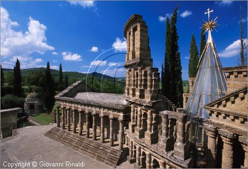 "LA SCARZUOLA E LA CITTA' BUZZIANA"
Montegabbione (TR)
A fianco del convento Francescano della Scarzuola, l'architetto Tommaso Buzzi nel 1956 progett ed edific la sua "Citt Ideale", concepita come una Grande Macchina Teatrale piena di simbolismi ed allegorie.
veduta dell'Acropoli, concepita come un paesaggio fantastico gremito di monumenti.
a sinistra il Partenone, poi il Colosseo e il Pantheon
dietro spunta il prisma di cristallo della Scala Musicale