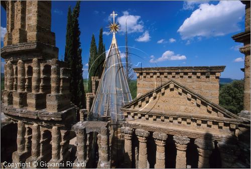 "LA SCARZUOLA E LA CITTA' BUZZIANA"
Montegabbione (TR)
A fianco del convento Francescano della Scarzuola, l'architetto Tommaso Buzzi nel 1956 progett ed edific la sua "Citt Ideale", concepita come una Grande Macchina Teatrale piena di simbolismi ed allegorie.
veduta dell'Acropoli, concepita come un paesaggio fantastico gremito di monumenti.
da sinistra il Colosseo e il Pantheon
dietro spunta il prisma di cristallo della Scala Musicale