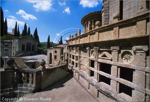 "LA SCARZUOLA E LA CITTA' BUZZIANA"
Montegabbione (TR)
A fianco del convento Francescano della Scarzuola, l'architetto Tommaso Buzzi nel 1956 progett ed edific la sua "Citt Ideale", concepita come una Grande Macchina Teatrale piena di simbolismi ed allegorie.
la base dell'Acropoli