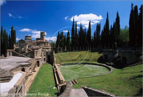 "LA SCARZUOLA E LA CITTA' BUZZIANA"
Montegabbione (TR)
A fianco del convento Francescano della Scarzuola, l'architetto Tommaso Buzzi nel 1956 progett ed edific la sua "Citt Ideale", concepita come una Grande Macchina Teatrale piena di simbolismi ed allegorie.
Il Teatro all'Antica o Anfiteatro Superiore