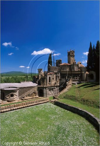 "LA SCARZUOLA E LA CITTA' BUZZIANA"
Montegabbione (TR)
A fianco del convento Francescano della Scarzuola, l'architetto Tommaso Buzzi nel 1956 progett ed edific la sua "Citt Ideale", concepita come una Grande Macchina Teatrale piena di simbolismi ed allegorie.
Il Teatro all'Antica o Anfiteatro Superiore