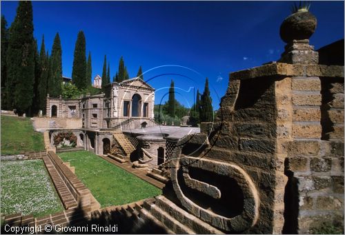 "LA SCARZUOLA E LA CITTA' BUZZIANA"
Montegabbione (TR)
A fianco del convento Francescano della Scarzuola, l'architetto Tommaso Buzzi nel 1956 progett ed edific la sua "Citt Ideale", concepita come una Grande Macchina Teatrale piena di simbolismi ed allegorie.
Il Vascello, palcoscenico del Teatro all'Antica o Anfiteatro Superiore