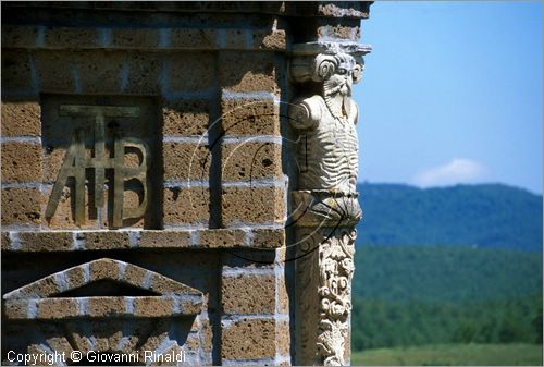 "LA SCARZUOLA E LA CITTA' BUZZIANA"
Montegabbione (TR)
A fianco del convento Francescano della Scarzuola, l'architetto Tommaso Buzzi nel 1956 progett ed edific la sua "Citt Ideale", concepita come una Grande Macchina Teatrale piena di simbolismi ed allegorie.
Il Teatro dell'Arnia
particolare