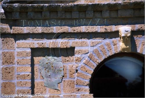 "LA SCARZUOLA E LA CITTA' BUZZIANA"
Montegabbione (TR)
A fianco del convento Francescano della Scarzuola, l'architetto Tommaso Buzzi nel 1956 progett ed edific la sua "Citt Ideale", concepita come una Grande Macchina Teatrale piena di simbolismi ed allegorie.
Il Teatro dell'Arnia
particolare