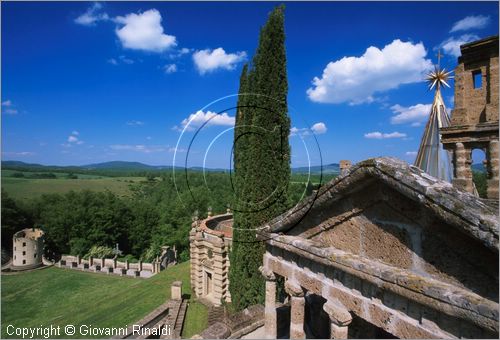 "LA SCARZUOLA E LA CITTA' BUZZIANA"
Montegabbione (TR)
A fianco del convento Francescano della Scarzuola, l'architetto Tommaso Buzzi nel 1956 progett ed edific la sua "Citt Ideale", concepita come una Grande Macchina Teatrale piena di simbolismi ed allegorie.
Il Grande Teatro sull'Erba visto dall'Acropoli