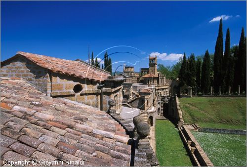 "LA SCARZUOLA E LA CITTA' BUZZIANA"
Montegabbione (TR)
A fianco del convento Francescano della Scarzuola, l'architetto Tommaso Buzzi nel 1956 progett ed edific la sua "Citt Ideale", concepita come una Grande Macchina  Teatrale piena di simbolismi ed allegorie.
veduta dal tetto del Teatro dell'Arnia
verso l'Anfiteatro Superiore