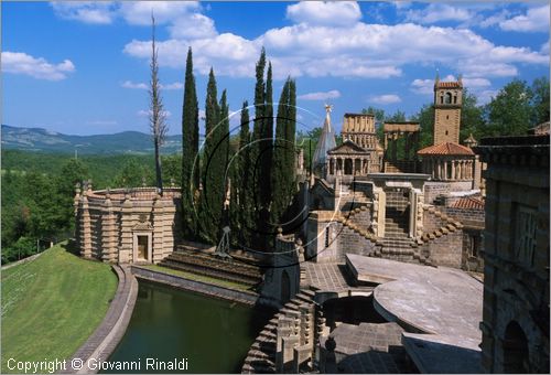 "LA SCARZUOLA E LA CITTA' BUZZIANA"
Montegabbione (TR)
A fianco del convento Francescano della Scarzuola, l'architetto Tommaso Buzzi nel 1956 progett ed edific la sua "Citt Ideale", concepita come una Grande Macchina  Teatrale piena di simbolismi ed allegorie.
veduta dal tetto del Teatro dell'Arnia
verso il Teatro Acquatico