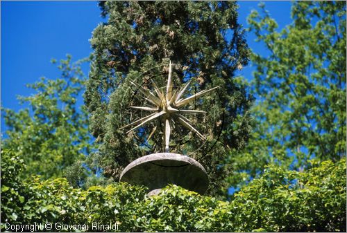 "LA SCARZUOLA E LA CITTA' BUZZIANA"
Montegabbione (TR)
A fianco del convento Francescano della Scarzuola, l'architetto Tommaso Buzzi nel 1956 progett ed edific la sua "Citt Ideale", concepita come una Grande Macchina  Teatrale piena di simbolismi ed allegorie.
particolare del giardino