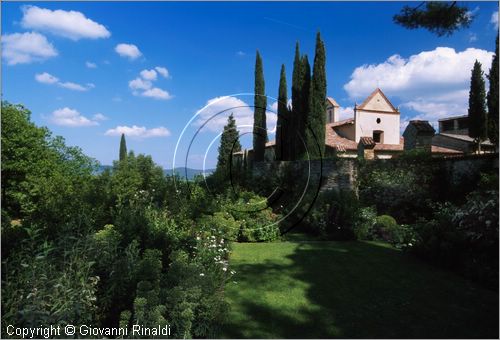 "LA SCARZUOLA E LA CITTA' BUZZIANA"
Montegabbione (TR)
A fianco del convento Francescano della Scarzuola, l'architetto Tommaso Buzzi nel 1956 progett ed edific la sua "Citt Ideale", concepita come una Grande Macchina  Teatrale piena di simbolismi ed allegorie.
il giardino segreto