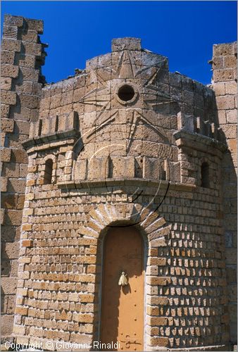 "LA SCARZUOLA E LA CITTA' BUZZIANA"
Montegabbione (TR)
A fianco del convento Francescano della Scarzuola, l'architetto Tommaso Buzzi nel 1956 progett ed edific la sua "Citt Ideale", concepita come una Grande Macchina  Teatrale piena di simbolismi ed allegorie.
particolare architettonico