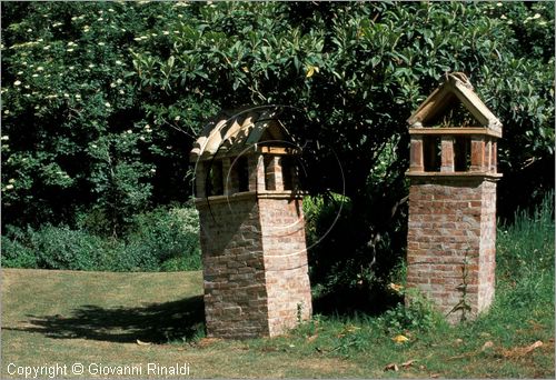 ITALY - CIVITELLA D'AGLIANO (VT) - Giardino delle sculture "La Serpara" di Paul Wiedmer & Jacqueline Dolder.
"Sottofuoco" (2001) di Reini Ruhlin